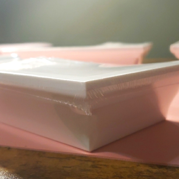 🏠 NWT, Set of Three 8.6inx4in White Wall Shelves, Easy Hang w/Hardware - Picture 4 of 8